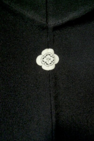 Photo3: P0225K Vintage Japanese kimono Black MONTSUKI crests for women / Silk. (Grade B) (3)