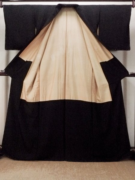 Photo2: P0225M Vintage Japanese kimono Black MONTSUKI crests for women / Silk. (Grade A+) (2)