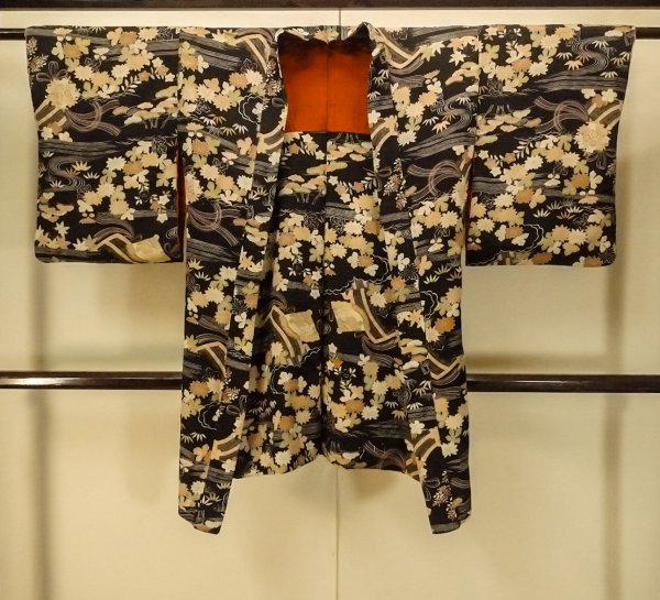 Photo1: P0312J Antique Japanese kimono Black HAORI short jacket for women / Silk. Chrysanthemum (Grade C) (1)
