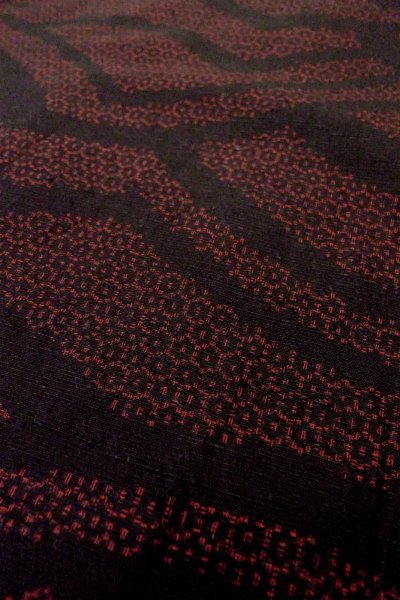 Photo8: Mint P0408A Vintage Japanese kimono Black TSUMUGI pongee for women / Silk. Tortoise-shell pattern(Hexagonal pattern) (Grade A) (8)