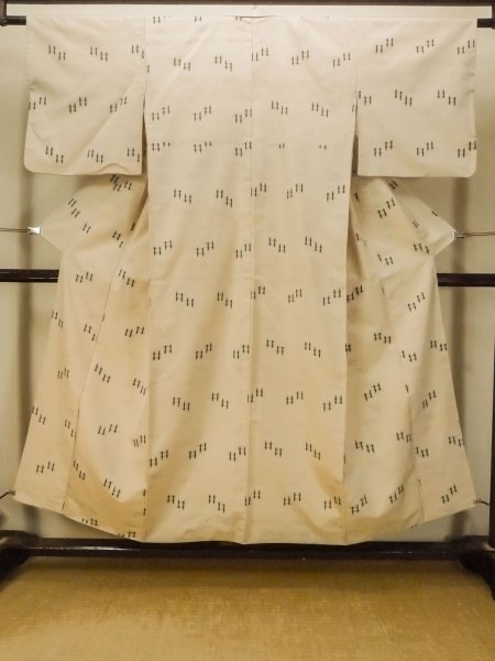 Photo2: P0408D Vintage Japanese kimono Light Beige TSUMUGI pongee for women / Silk. Stream (Grade C) (2)