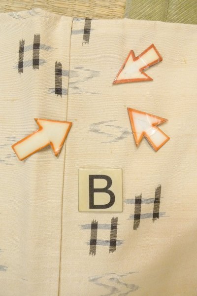 Photo15: P0408D Vintage Japanese kimono Light Beige TSUMUGI pongee for women / Silk. Stream (Grade C) (15)