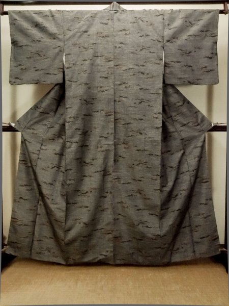 Photo2: P0408E Vintage Japanese kimono Black TSUMUGI pongee for women / Silk. Abstract pattern (Grade B) (2)