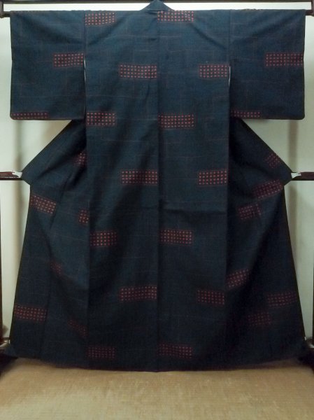 Photo2: P0408V Vintage Japanese kimono Dark Navy Blue TSUMUGI pongee for women / Silk. Abstract pattern (Grade B) (2)
