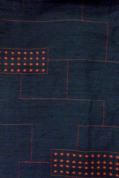 Photo4: P0408V Vintage Japanese kimono Dark Navy Blue TSUMUGI pongee for women / Silk. Abstract pattern (Grade B) (4)