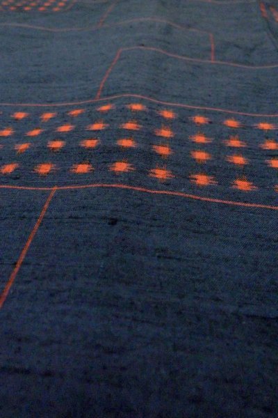 Photo8: P0408V Vintage Japanese kimono Dark Navy Blue TSUMUGI pongee for women / Silk. Abstract pattern (Grade B) (8)