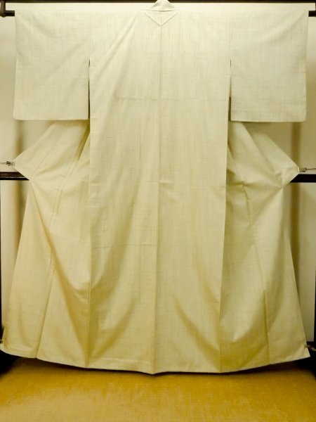 Photo2: P0408X Vintage Japanese kimono Light Greenish Ivory TSUMUGI pongee for women / Silk. Plaid Checks (Grade B) (2)