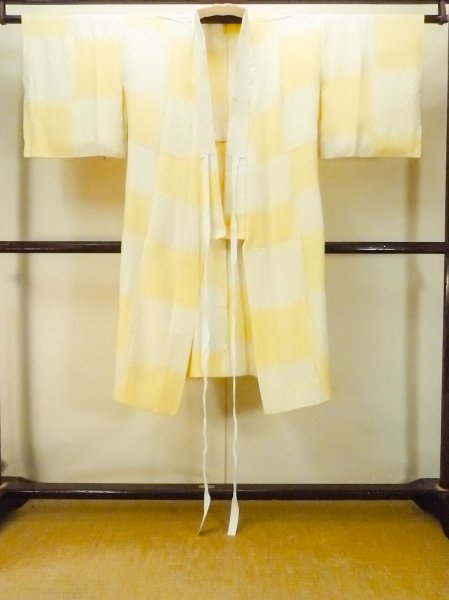 Photo2: P0421G Vintage Japanese kimono Pale Yellow JUBAN undergarment for women / Silk. Quadrangle (Grade C) (2)