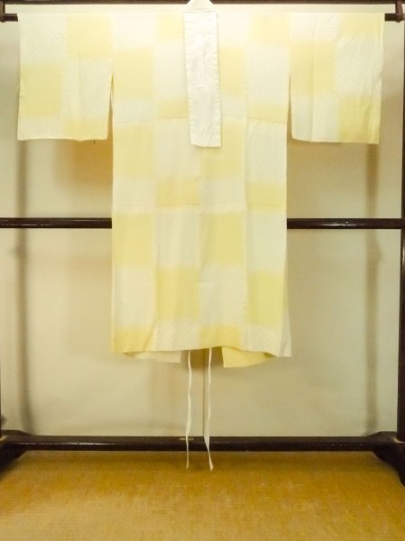Photo3: P0421G Vintage Japanese kimono Pale Yellow JUBAN undergarment for women / Silk. Quadrangle (Grade C) (3)