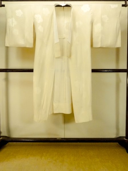 Photo2: P0421J Vintage Japanese kimono Ivory JUBAN undergarment for women / Silk., more damages (Grade C) (2)