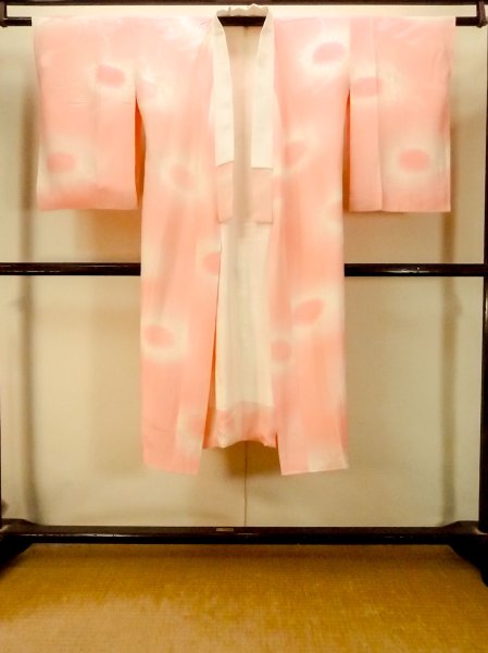 Photo2: P0421L Vintage Japanese kimono Pale Pink JUBAN undergarment for women / Silk. Gradation, Based woven pattern: Screen motif (Grade C) (2)