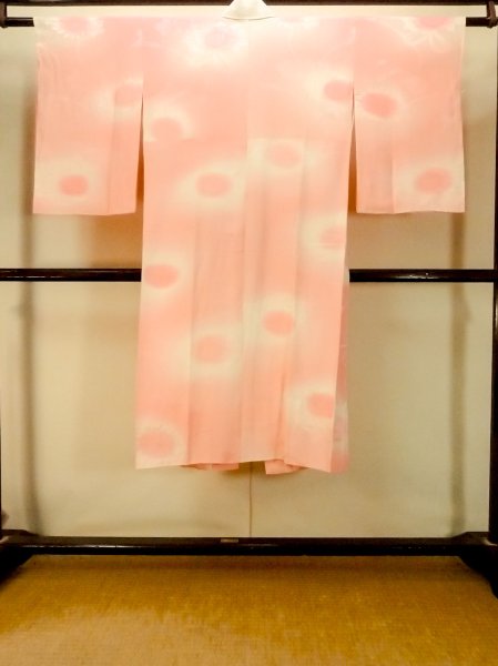 Photo3: P0421L Vintage Japanese kimono Pale Pink JUBAN undergarment for women / Silk. Gradation, Based woven pattern: Screen motif (Grade C) (3)