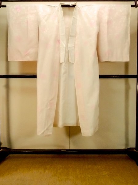 Photo2: P0421O Vintage Japanese kimono Pale Pink JUBAN undergarment for women / Silk. Gradation (Grade B) (2)