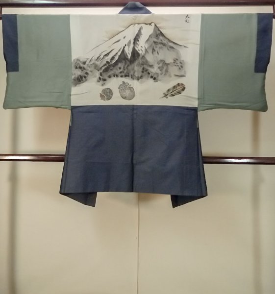 Photo3: P0526O Vintage Japanese kimono Dark Blue OSHIMA-TSUMUGI for men / Silk. Mt. Fuji, Mt. Fuji, a hawk, and an eggplant motif (Japan's luckiest dream sequence) (Grade B) (3)