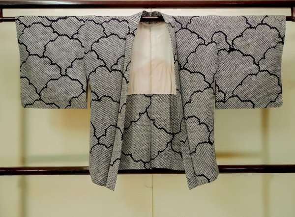 Photo2: Mint P0526T Vintage Japanese kimono Black HAORI short jacket for women / Silk. Dapple pattern (Grade A) (2)