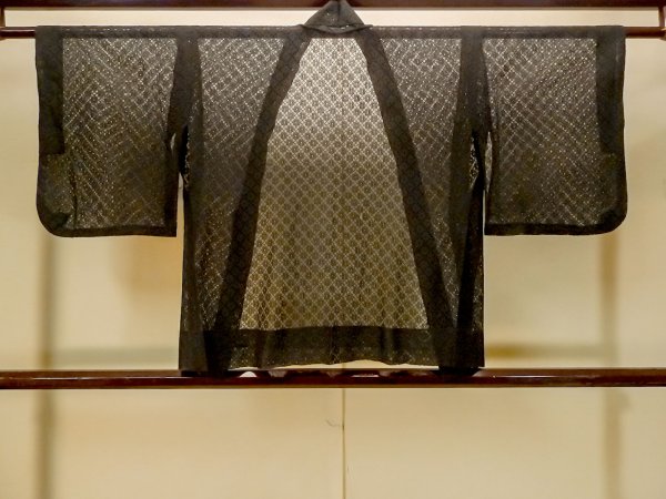Photo2: P0602Q Vintage Japanese kimono Black HAORI short jacket for women / Cotton. Flower, It is made of lace fabric. (Grade D) (2)