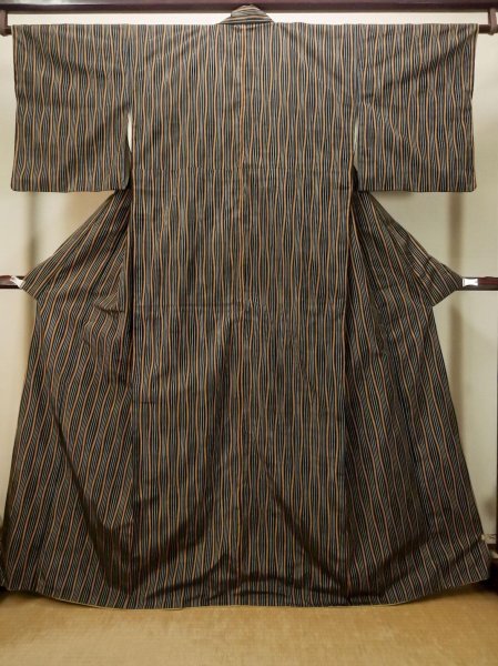Photo2: P0616D Vintage Japanese kimono Black TSUMUGI pongee for women / Silk. Curved lines (Grade B) (2)