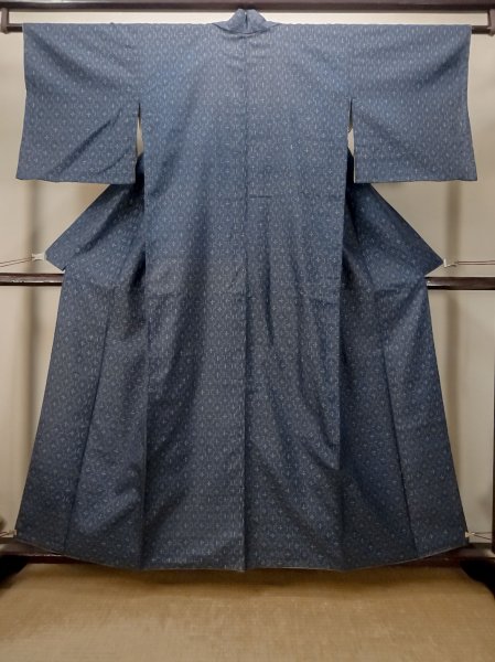 Photo2: P0616O Vintage Japanese kimono Navy Blue TSUMUGI pongee for women / Silk. Geometrical pattern (Grade C) (2)