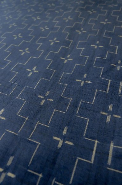 Photo7: P0616O Vintage Japanese kimono Navy Blue TSUMUGI pongee for women / Silk. Geometrical pattern (Grade C) (7)