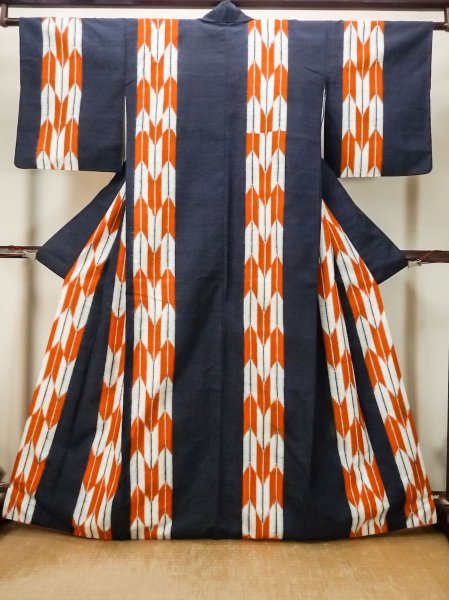 Photo1: P0616W Vintage Japanese kimono Indigo Blue TSUMUGI pongee for women / Silk., Arrow feathers pattern (Grade C) (1)