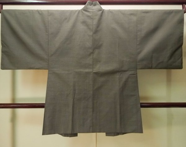 Photo2: P0708A Vintage Japanese kimono Dark Brownish Gray Men's Haori for men / Silk. Tortoise-shell pattern(Hexagonal pattern) (Grade C) (2)