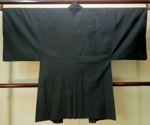Photo2: Mint P0708F Vintage Japanese kimono Dark Navy Blue OSHIMA-TSUMUGI for men / Silk. Geometrical pattern (Grade A) (2)