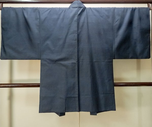 Photo2: P0708M Vintage Japanese kimono Dark Navy Blue OSHIMA-TSUMUGI for men / Silk. Tortoise-shell pattern(Hexagonal pattern) (Grade A) (2)