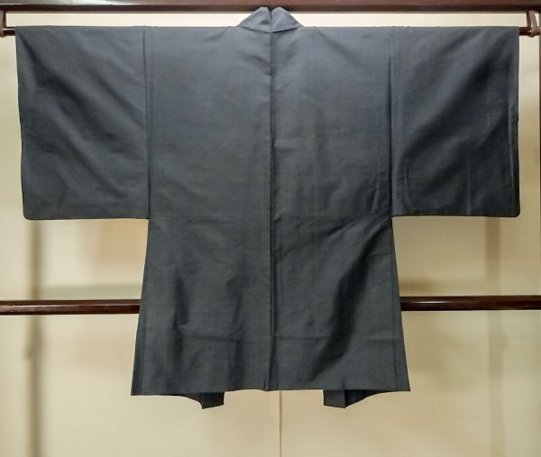Photo2: P0708N Vintage Japanese kimono Dark Navy Blue OSHIMA-TSUMUGI for men / Silk. Tortoise-shell pattern(Hexagonal pattern) (Grade B) (2)
