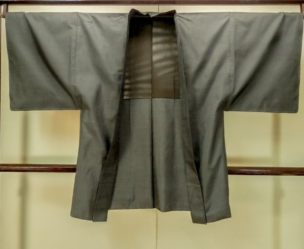 Photo1: Mint P0709D Vintage Japanese kimono Dark Brown OSHIMA-TSUMUGI for men / Silk. Tortoise-shell pattern(Hexagonal pattern) (Grade A) (1)