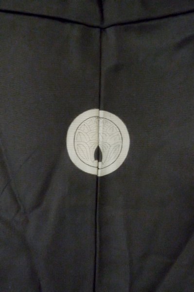 Photo3: P0722S Vintage Japanese kimono Black MONTSUKI crests for men / Silk. (Grade D) (3)