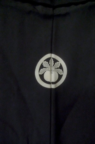 Photo3: P0722T Vintage Japanese kimono Black MONTSUKI crests for men / Silk. (Grade B) (3)