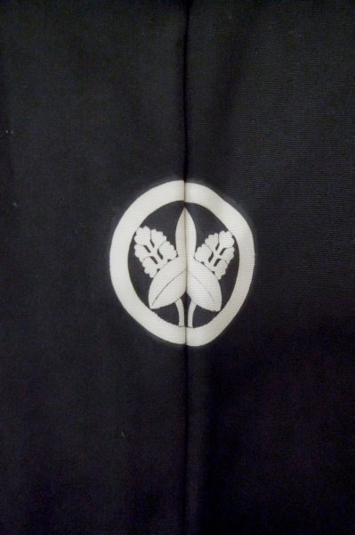 Photo3: P0722U Vintage Japanese kimono Black MONTSUKI crests for men / Silk. (Grade B) (3)
