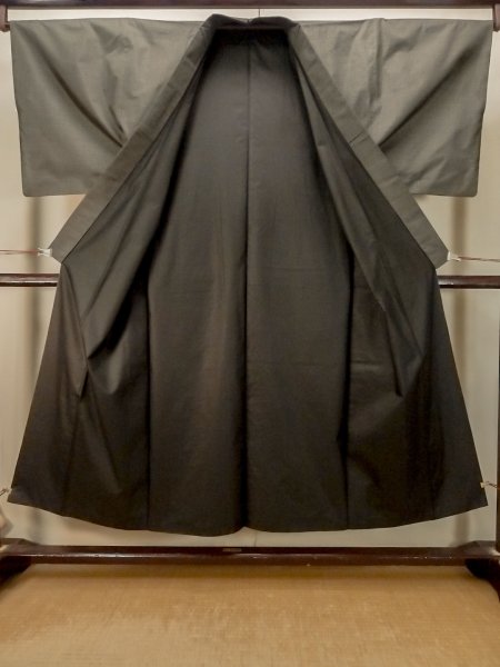 Photo2: P0723B Vintage Japanese kimono Dark Brown OSHIMA-TSUMUGI for men / Silk. Geometrical pattern (Grade C) (2)
