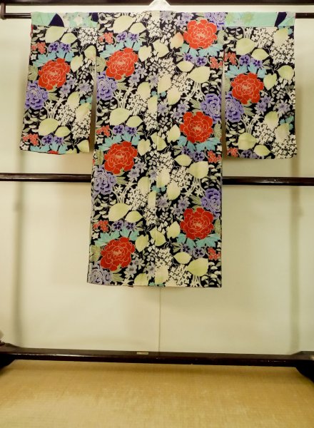 Photo2: P0731X Antique Japanese kimono Black JUBAN undergarment for women / Silk. Flower, Lightweight silk crepe fabric. Discolored all over. (Grade C) (2)