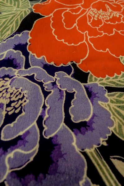 Photo9: P0731X Antique Japanese kimono Black JUBAN undergarment for women / Silk. Flower, Lightweight silk crepe fabric. Discolored all over. (Grade C) (9)