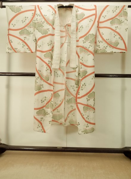 Photo1: P0731Y Antique Japanese kimono Pale Beige JUBAN undergarment for women / Silk. HAGI flower, Lightweight silk crepe fabric. More damages. Aging deterioration. The thread is partially loose. (Grade D) (1)