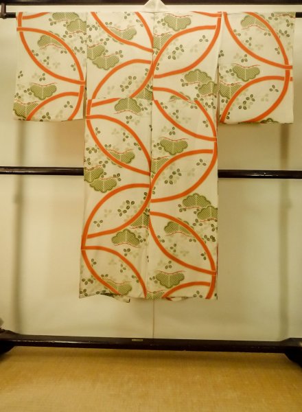 Photo2: P0731Y Antique Japanese kimono Pale Beige JUBAN undergarment for women / Silk. HAGI flower, Lightweight silk crepe fabric. More damages. Aging deterioration. The thread is partially loose. (Grade D) (2)