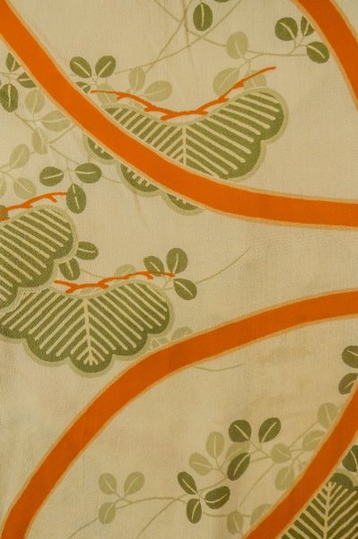 Photo3: P0731Y Antique Japanese kimono Pale Beige JUBAN undergarment for women / Silk. HAGI flower, Lightweight silk crepe fabric. More damages. Aging deterioration. The thread is partially loose. (Grade D) (3)