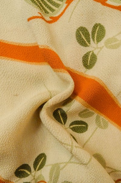 Photo11: P0731Y Antique Japanese kimono Pale Beige JUBAN undergarment for women / Silk. HAGI flower, Lightweight silk crepe fabric. More damages. Aging deterioration. The thread is partially loose. (Grade D) (11)