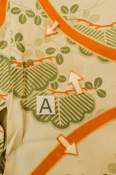 Photo14: P0731Y Antique Japanese kimono Pale Beige JUBAN undergarment for women / Silk. HAGI flower, Lightweight silk crepe fabric. More damages. Aging deterioration. The thread is partially loose. (Grade D) (14)