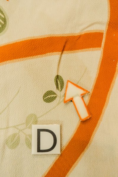 Photo17: P0731Y Antique Japanese kimono Pale Beige JUBAN undergarment for women / Silk. HAGI flower, Lightweight silk crepe fabric. More damages. Aging deterioration. The thread is partially loose. (Grade D) (17)