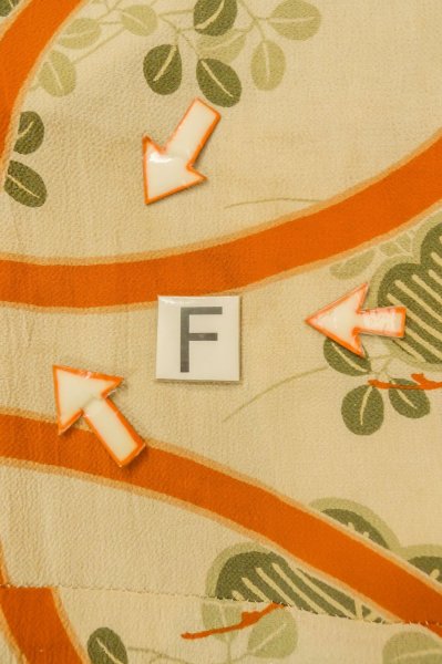 Photo19: P0731Y Antique Japanese kimono Pale Beige JUBAN undergarment for women / Silk. HAGI flower, Lightweight silk crepe fabric. More damages. Aging deterioration. The thread is partially loose. (Grade D) (19)
