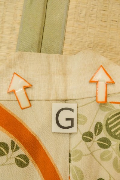 Photo20: P0731Y Antique Japanese kimono Pale Beige JUBAN undergarment for women / Silk. HAGI flower, Lightweight silk crepe fabric. More damages. Aging deterioration. The thread is partially loose. (Grade D) (20)