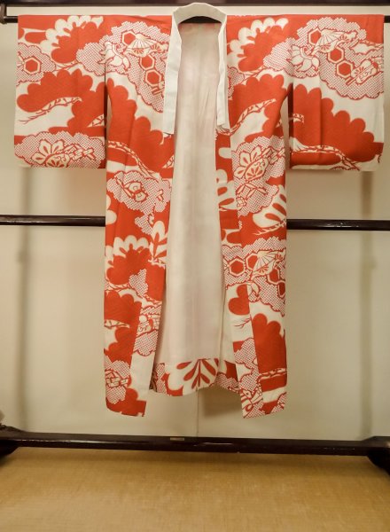 Photo1: P0731Z Antique Japanese kimono Light Ivory JUBAN undergarment for women / Silk. Pine tree/branch/needle (Grade C) (1)