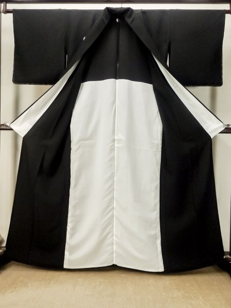 Photo2: Mint P0818P Vintage Japanese kimono Black MONTSUKI crests for women / Silk. (Grade A) (2)